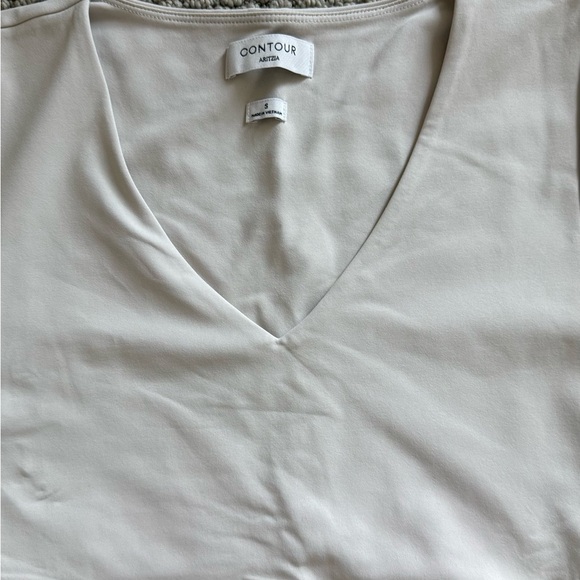 Like New Aritzia contour v neck short sleeve - Picture 2 of 3